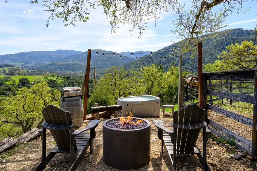 Unique Off-Grid experience with Stunning Views Close to Wine Tasting - Image 1
