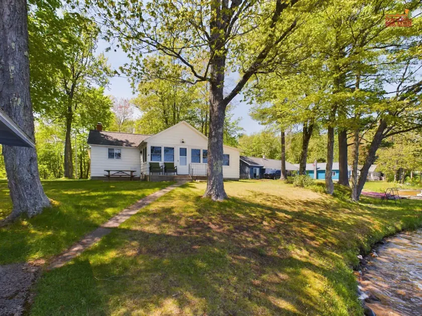 Cozy Lakefront Cottage Near Munising & Pictured Rocks - Image 1
