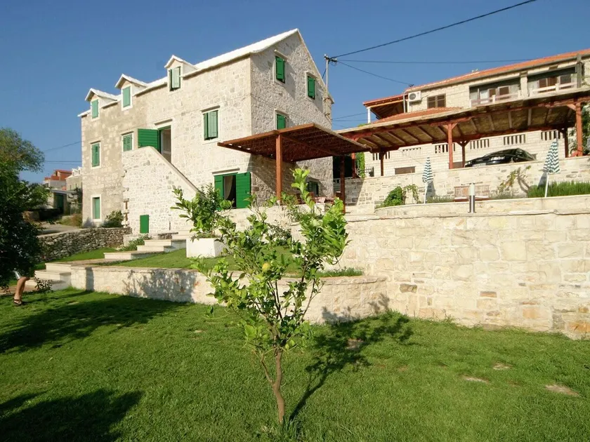 Villa com amplo jardim, piscina privada e vista maravilhosa de Sumartin, Brac - Image 1