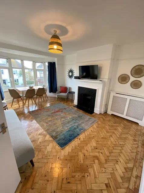 Entire 2 bed property, 1 road back from the sea - Image 1