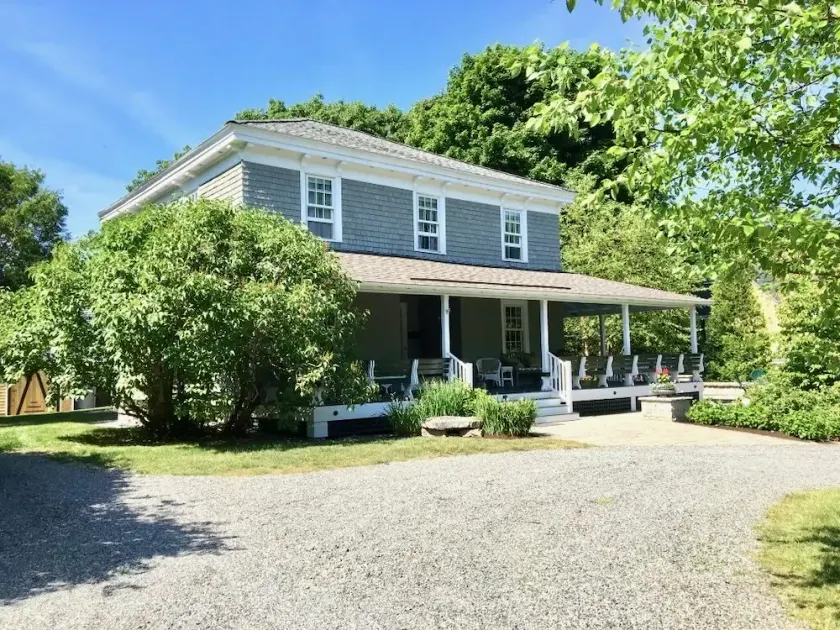 Charming summer cottage, steps to town and Shorepath! Sleeps 10 - Image 1