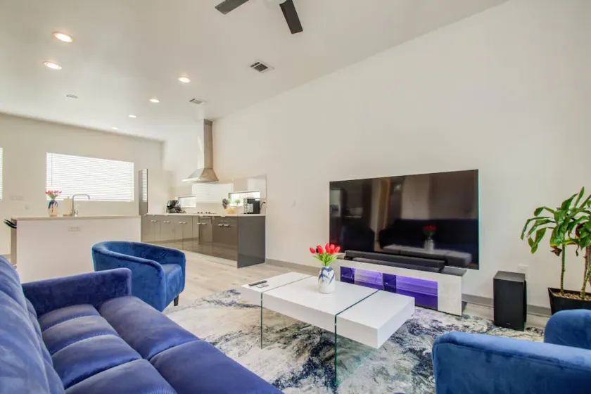 Modern 6 Bedroom Smarthome Near Downtown Sleeps 20 - Image 1