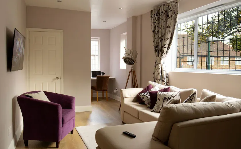 35 min from London Victoria / 2-Bedrooms Flat in the Heart of Cheam Village - Image 1