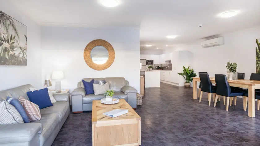 Este apartamento en planta baja muy bien presentado es totalmente autónomo e incluye todos los modernos - Image 1