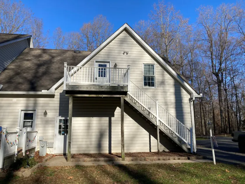 Apartment over the garage, deep in the quiet woods, 2br. - Image 1