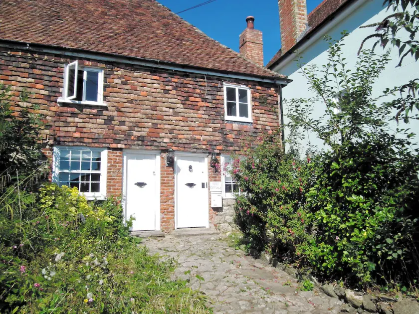 2 bedroom accommodation in Hythe - Image 1