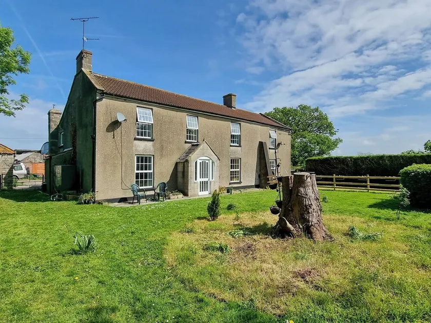 4 bedroom accommodation in East Rolstone, near Weston-Super-Mare - Image 1