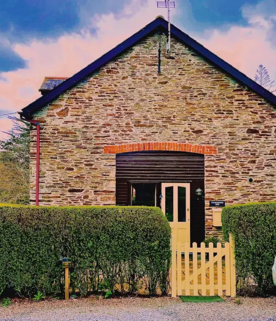 Gamekeepers Hide - Stunning cottage with two heated pools feet away - Image 1