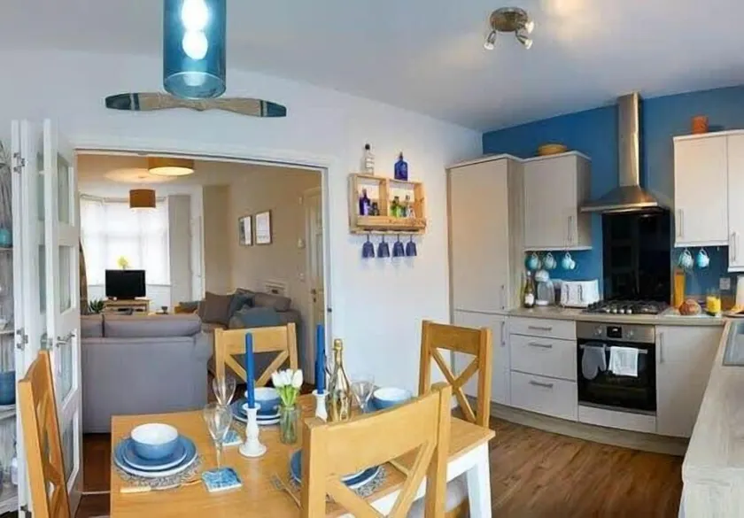 Filey Shore - Beautiful 3 bedroom house with parking and garden, close to centre - Image 1