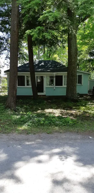 Canadiana Cottage in Quiet Community - Image 1