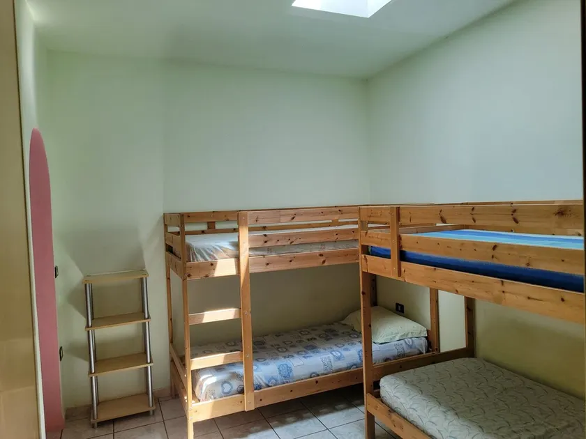 Room with 4 bunk beds for rent, with a private en suite bathroom - Image 1