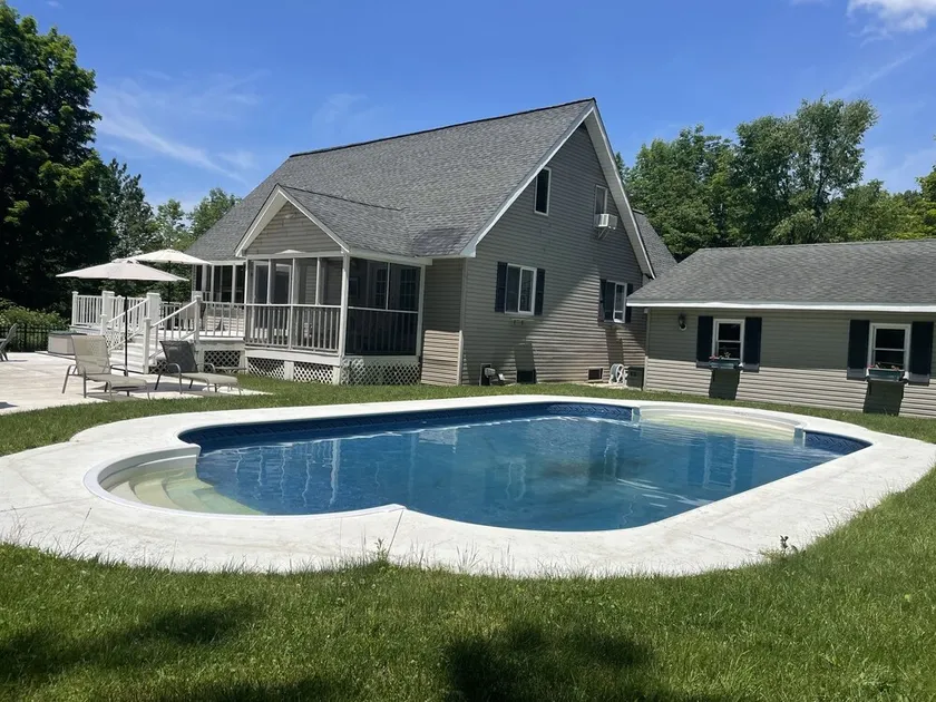 Augusta Woods - In-ground pool, peaceful setting, tasteful décor - Image 1