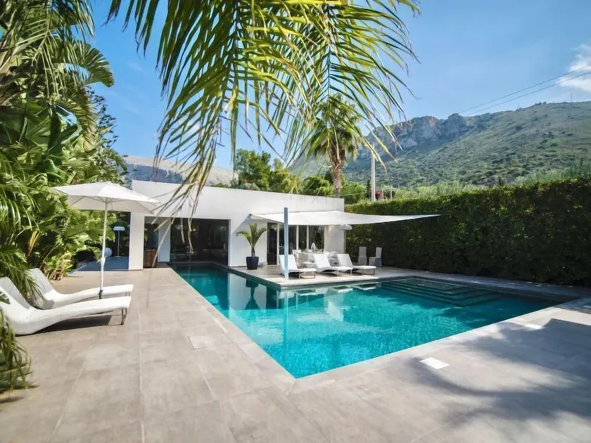 Voll ausgestattetes wunderschönes Ferienhaus mit Terrasse, Garten und Grill - Image 1