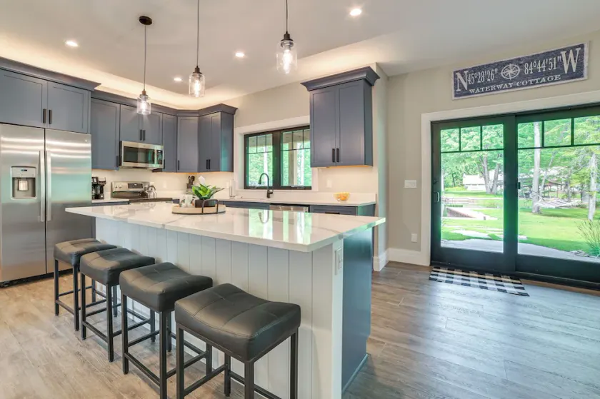 Fire Pit & Lake Views: Cozy Crooked River Retreat! - Image 1