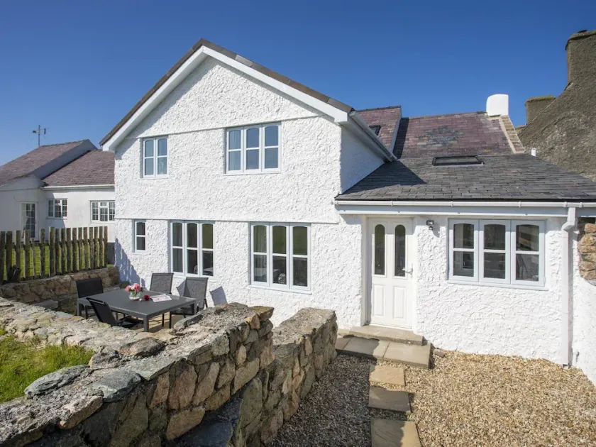STABL BACH, pet friendly, character holiday cottage in Llanfaethlu - Image 1