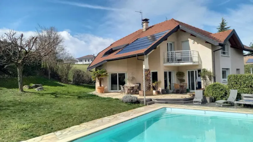 Villa with swimming pool, south-facing enclosed garden and beautiful mountain view - Image 1