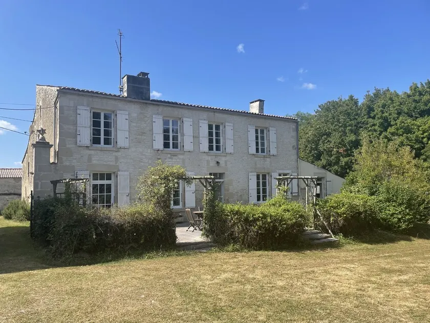 Beautiful country house with private garden and heated swimming pool - Image 1