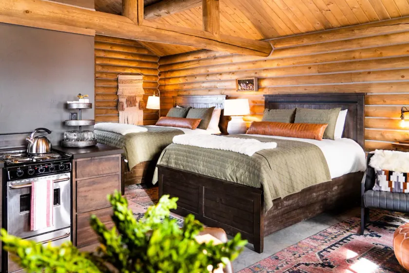 Beautiful Log Cabin in Paradise Valley, Montana - Image 1