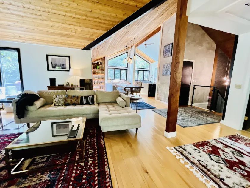 Sugarbush Haus, our Chic Sugarbush VT Retreat close to mountain Sleeps 10 - Image 1