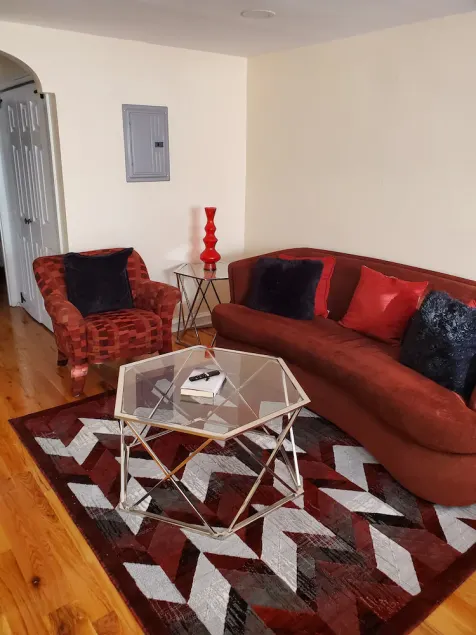 Cozy 2-bedroom Apartment - Image 1