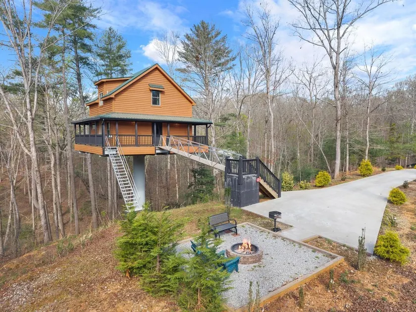 Pinnacle Suite Treehouse Near Helen, Georgia - Image 1