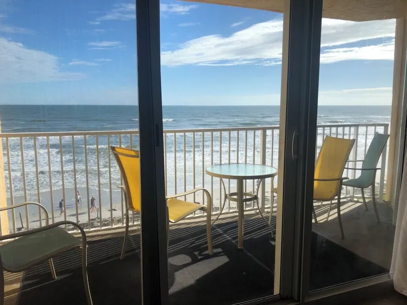BEST OF BOTH WORLDS!! Flagler Ave restaurants, bars, shops & direct ocean front - Image 1