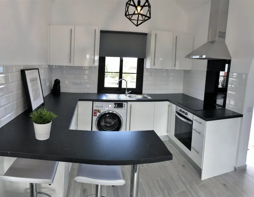 Superb South Facing Bungalow. Great location, Air con, Wi-Fi - Image 1