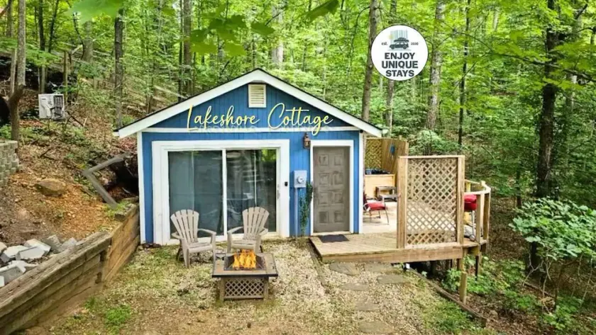 Cottage by the lakeshore with a private hot tub - Image 1
