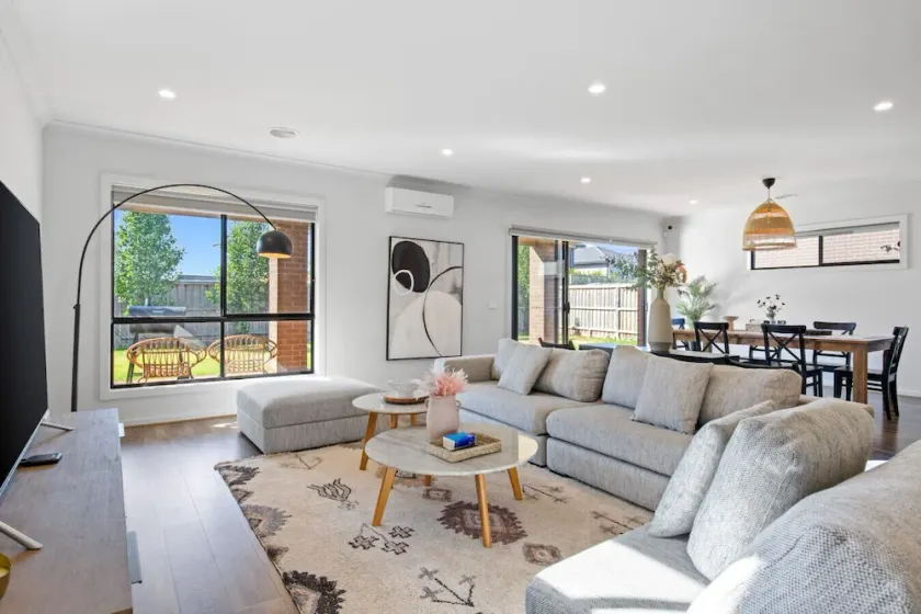Point Cook's Spacious and Comfy 4BR 3BA Haven - Image 1