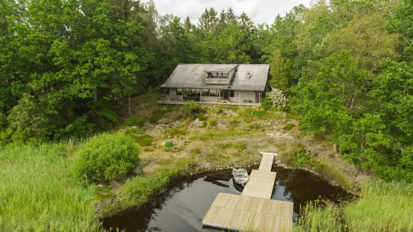 Magnificent house with panoramic views of the lake and a sauna with a view - Image 1