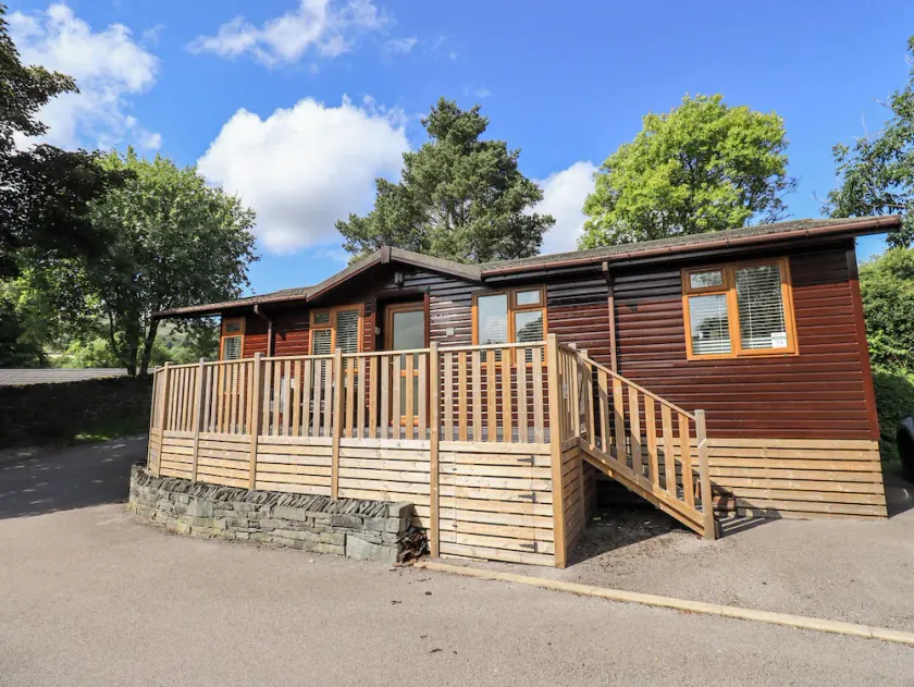 JACMAR LODGE, pet friendly, with a garden in Windermere - Image 1