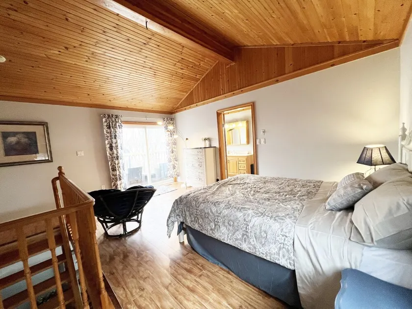 Cottage W LAKE VIEWS, beside waterfront trail and steps from beach - Image 1