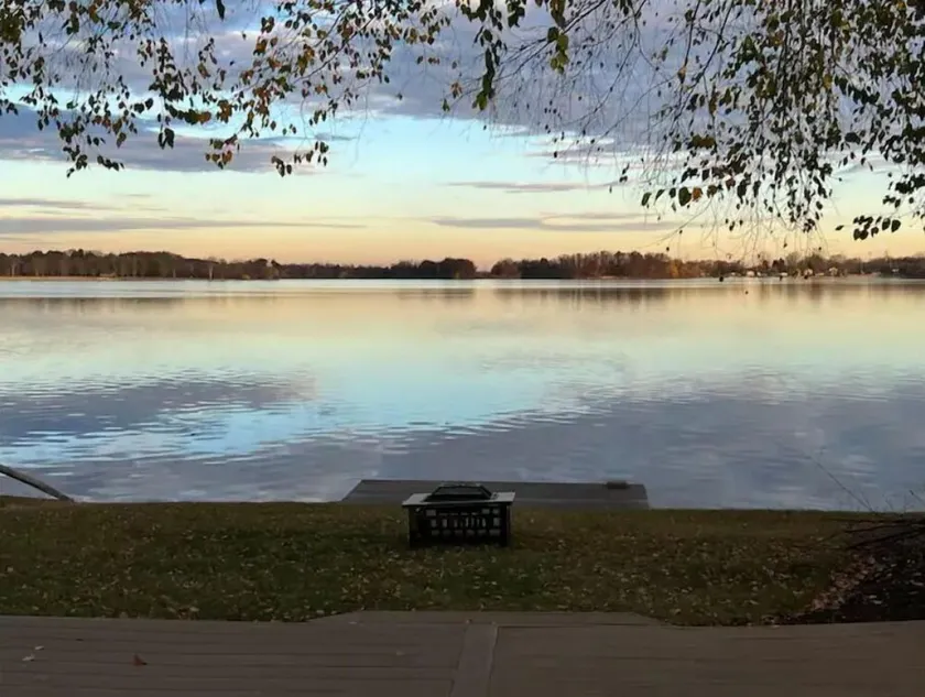Cozy 3 bedroom fully furnished lake view house! - Image 1