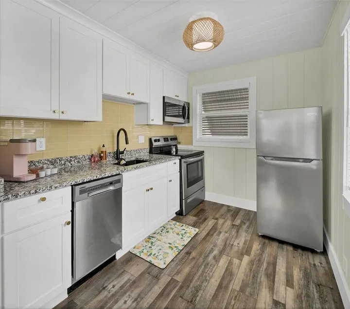 2BR Bungalow • Walk Downtown SH Free WIFI - Image 1