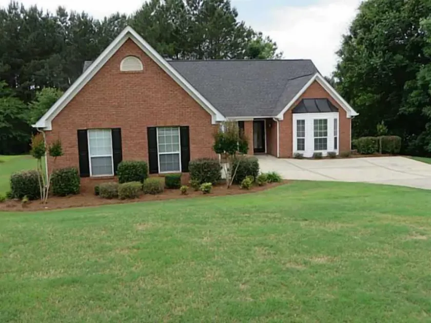 House close to Lake Lanier - Image 1