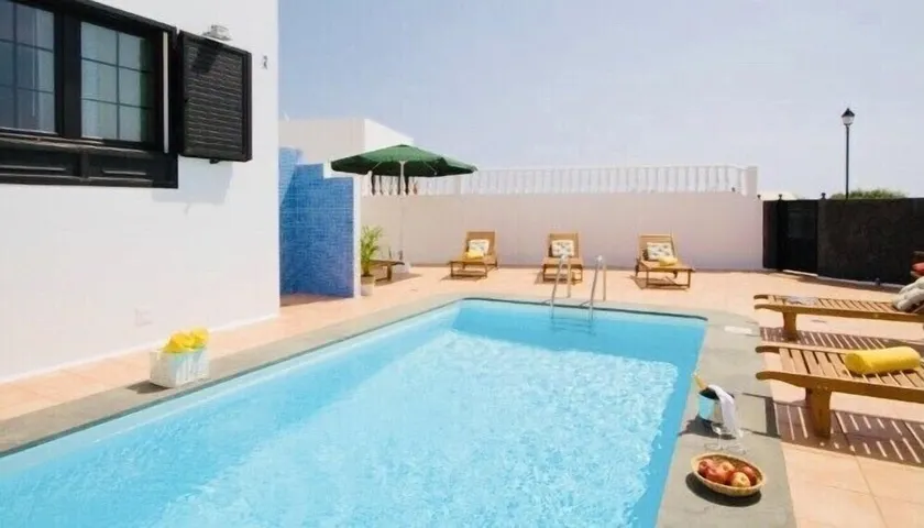 Private, all day sunny pool & terrace, Villa in Puerto del Carmen - Image 1