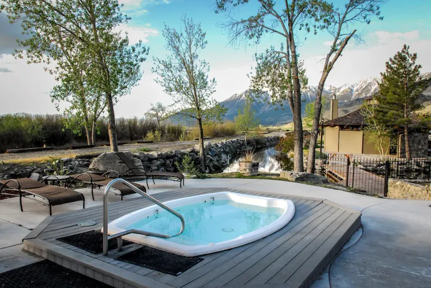 Hot Springs & Pool. By Mountains. Historic Resort - Image 1