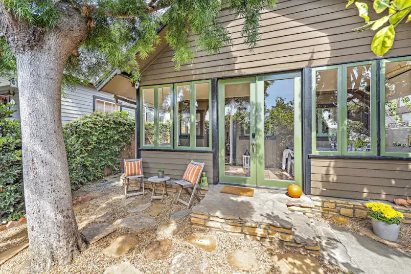 \"Sea Cottage\" -En blok til strand, skridt til shopping & spisning - udendørs opholdsstue - Image 1