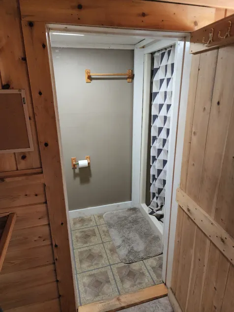1 Bedroom house with direct trail access - Image 1