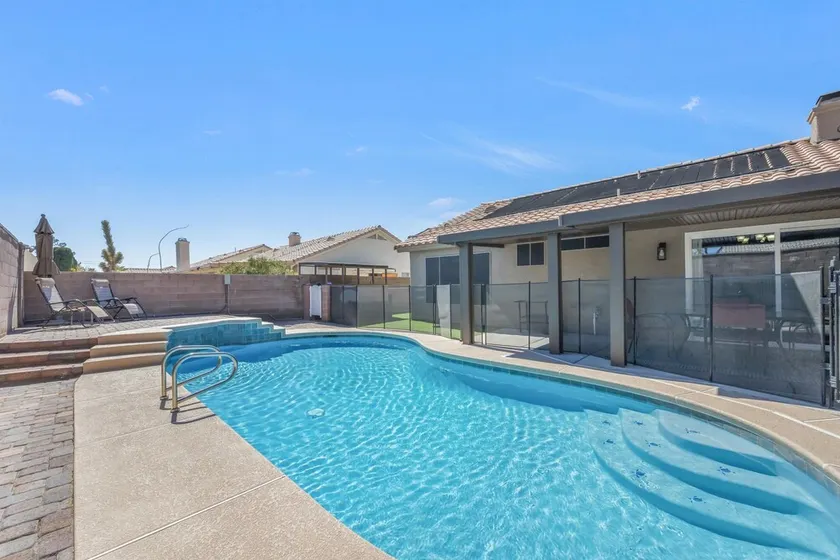 Fully Equipped - 3 Bedroom Vacation Retreat With Pool - Image 1
