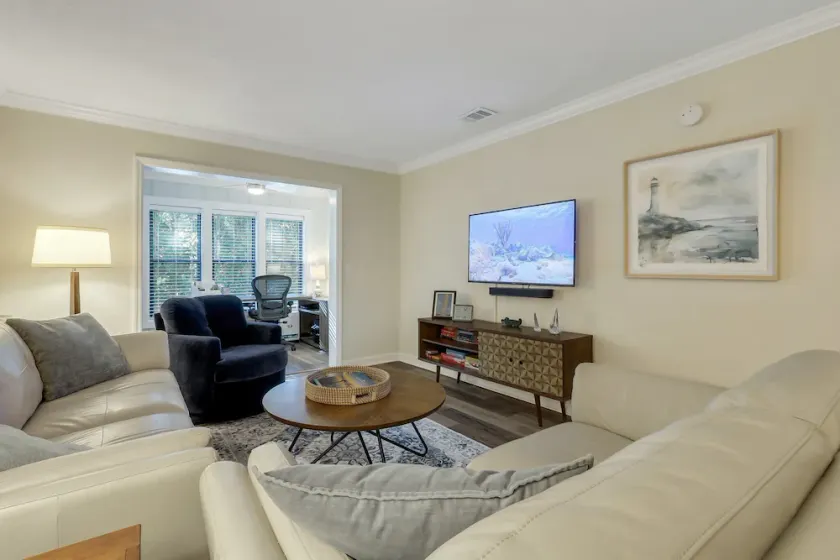 Perfect South Island Location! 4 Bikes included/Pool/Pickelball. Bring the Dog!  - Image 1