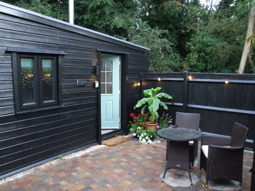 Charming Woodland Lodge 2 person 1 bedroom - Image 1