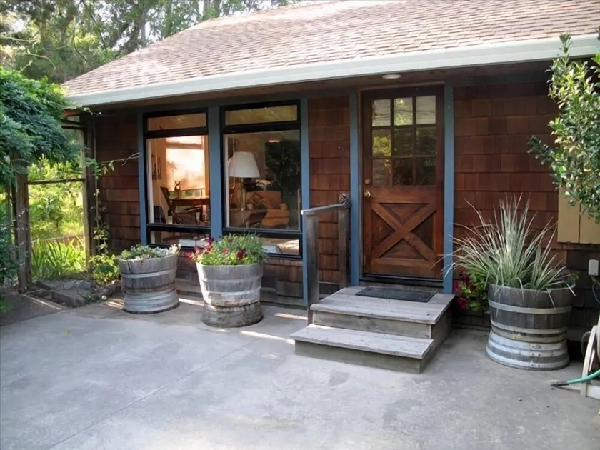 Cozy and Charming Apple Blossom Retreat—Relax with Nature - Image 1