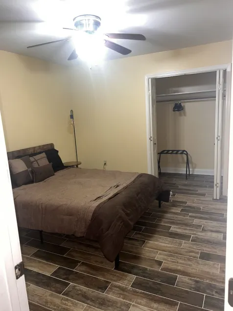 Apartment near Lakefront - Image 1