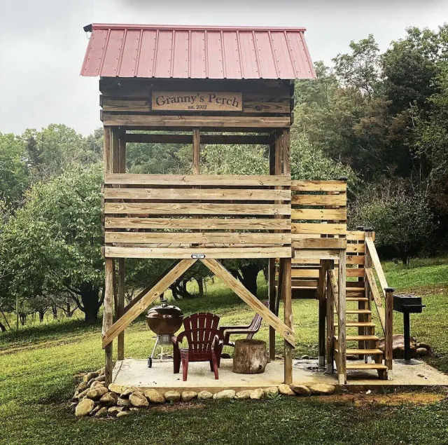 Getaway Log Cabin Mtn View 4 bedroom + Treehouse - Image 1