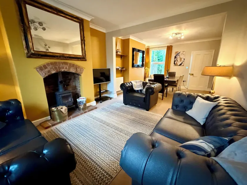 Smart & Comfortable 3-bedroom Victorian house - Image 1