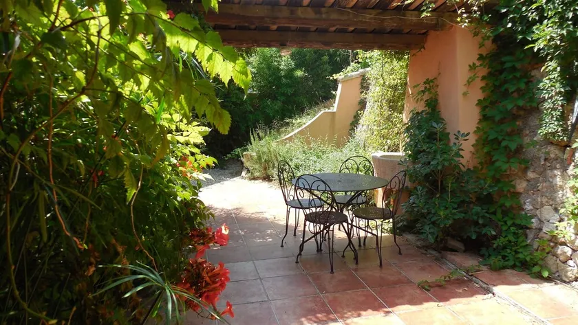 Superb renoveret lejlighed i bunden af ​​villa med privat have - Image 1