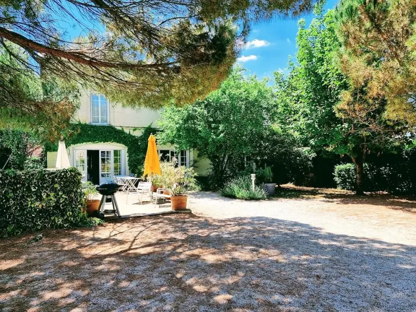 Demeure d'exception au sein d'un parc arboré avec piscine - Image 1