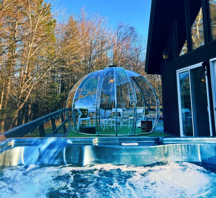 White Holiday Cozy Chalet W Hot Tub bubble room and pool  - Image 1