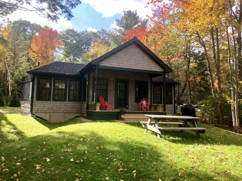 Cozy lakefront cottage w/seasonal hot tub. Mountain views, minutes to town/ocean - Image 1
